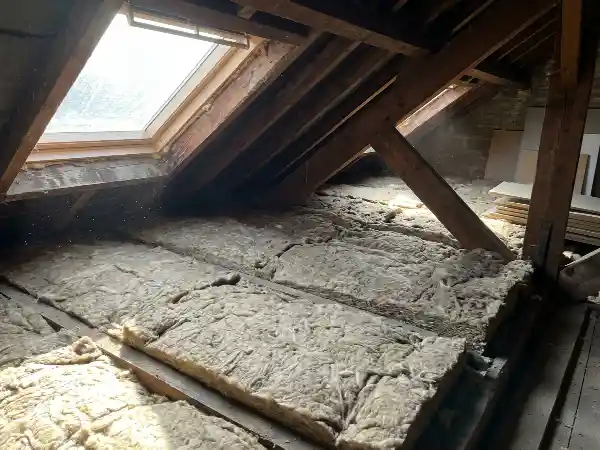 Minerale wol strak tussen de kepers van een hellend dak geplaatst