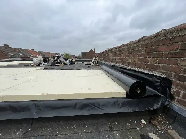 Isolatieplaten op het draagvlak van een plat dak tijdens de renovatie
